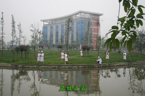 成都成医第一附院护士学校专业及其收费标准