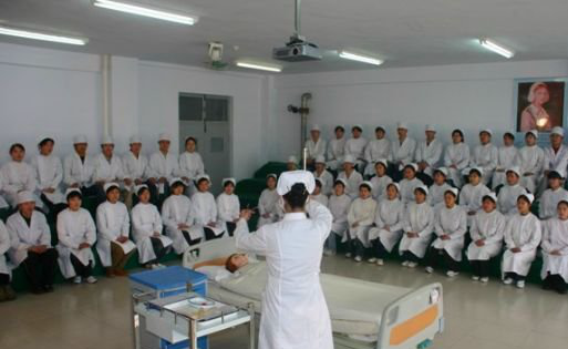 成都护理专业工资待遇及就业前景怎么样