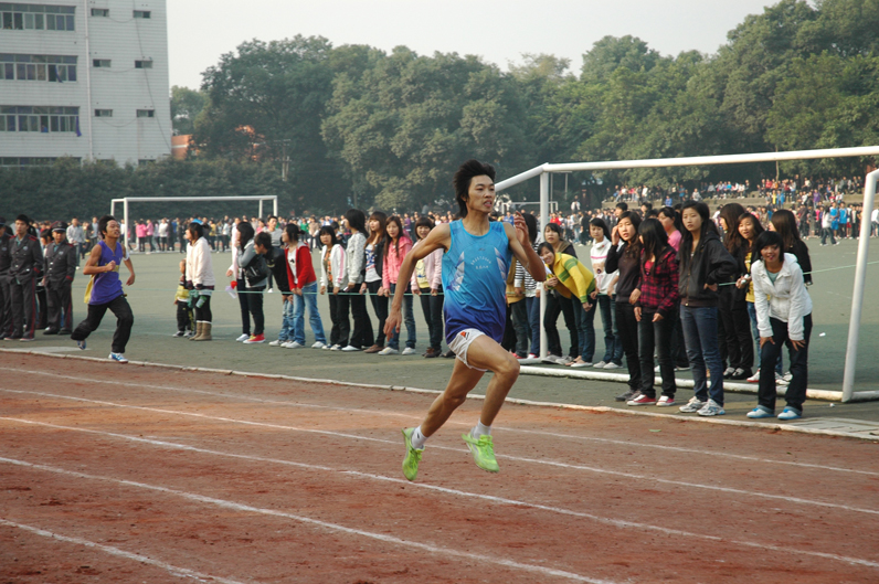 参赛选手正为达到终点而努力