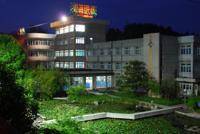 贵州省人民医院护士学校的夜景