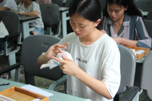 重庆光华女子职业中等专业学校会计专业一年费用是多少?
