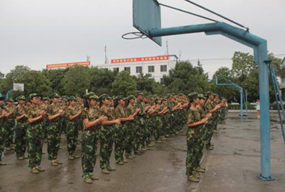 成都市育华职业学校学生军训