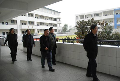 四川红十字会卫生学校领导参观该校