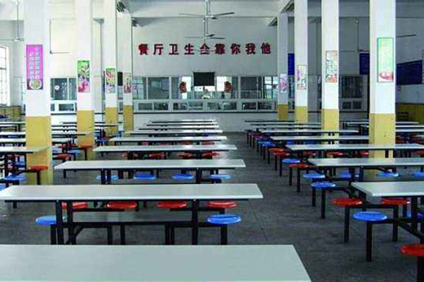重庆公共交通技工学校食堂环境
