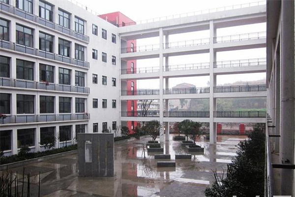 四川省安岳第一职业技术学校的校园环境图片