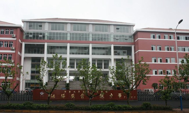 泸州江阳职业高级中学校新校区办公楼正面