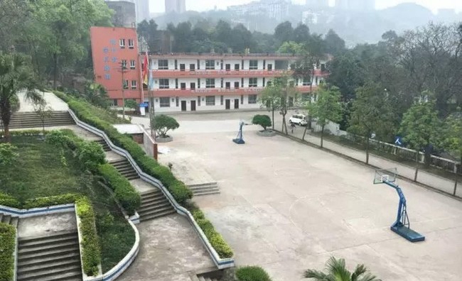 自贡市大安职业技术学校(大安职教中心)篮球场