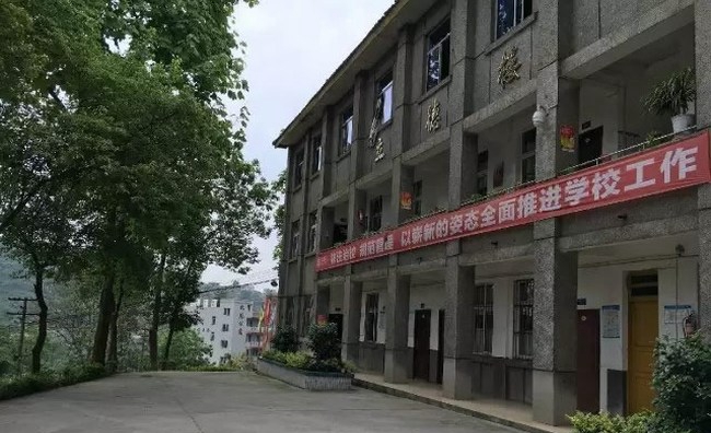 自贡市大安职业技术学校(大安职教中心)立德楼侧面