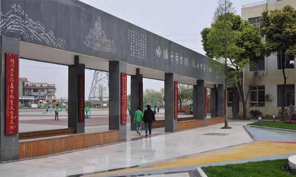 四川省双流建设职业技术学校诵诗长廊