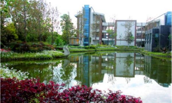四川省旅游学校湖边的教学楼