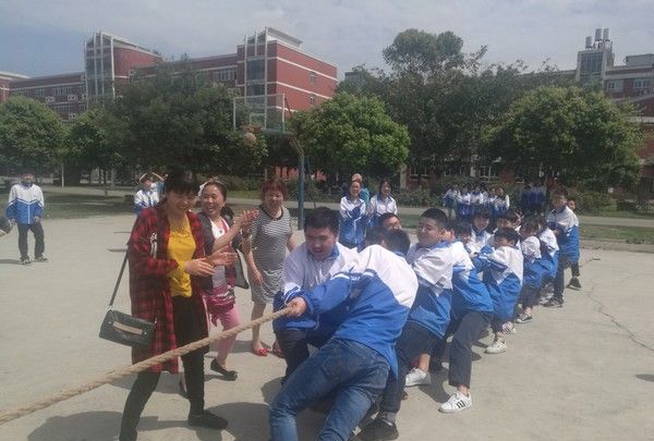 四川托普计算机职业学校技能大赛2拔河比赛