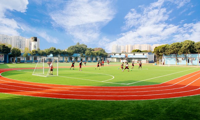 成都棠湖科学技术学校激情洋溢的足球场