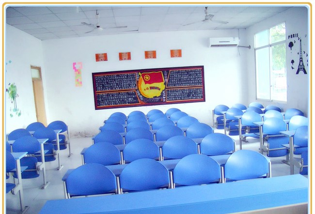 成都棠湖科学技术学校明亮的教室