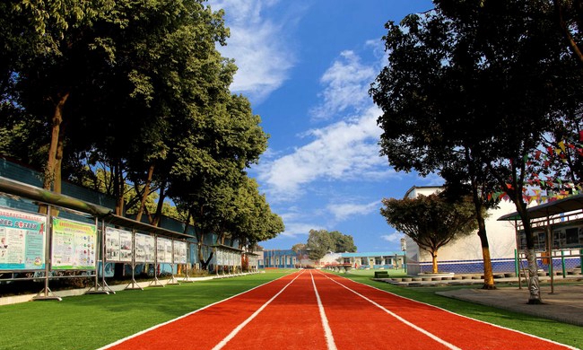 成都棠湖科学技术学校宽广平坦的跑道
