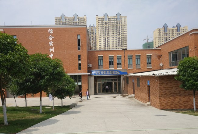 成都五月花高级技工学校（金堂五月花学校）轨道交通实训中心门口