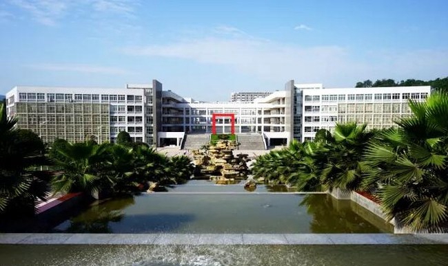 四川省宜宾卫生学校广场