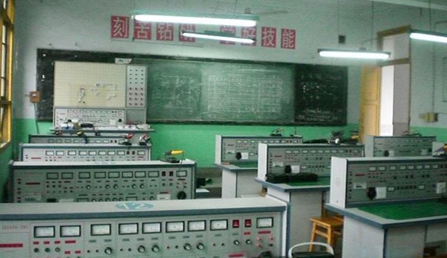 四川省自贡倍乐职业学校电子电工实验操作设施设备