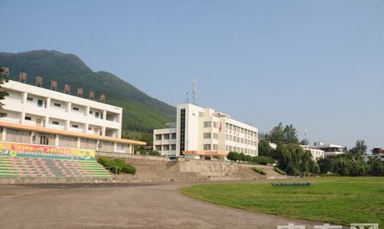凉山州职业技术学校(西昌铁路职业技术学校)足球场
