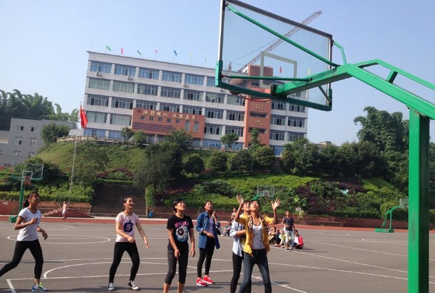宜宾上宁县职业高级中学校（长宁县职业技术学校）9+3的同学们参观篮球比赛