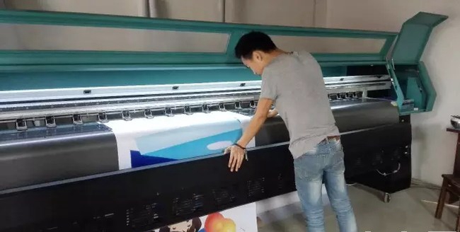 四川省绵阳职业技术学校学生进行喷绘实操