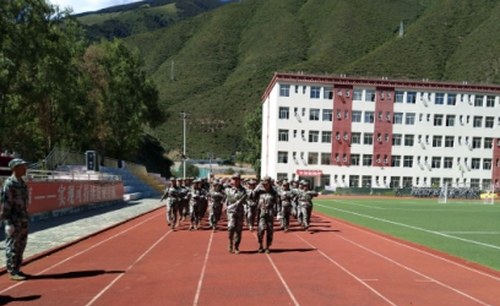 四川省阿坝卫生学校新生军训