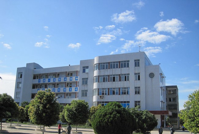 四川省三台县刘营职业高级中学校（三台职教中心）漂亮的综合楼