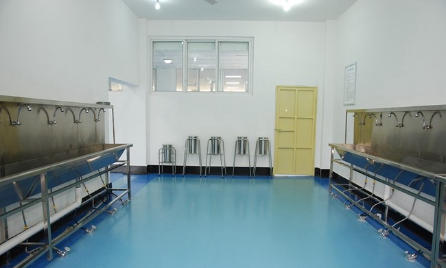 乐山市旅游学校护理专业实训室-更衣室洗手间