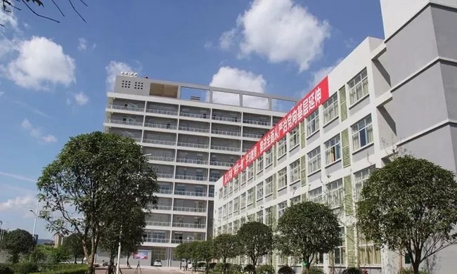 四川省宜宾卫生学校高大、气派的实训大楼