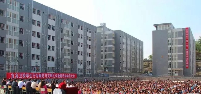 四川省宜宾卫生学校接受文明礼仪教育