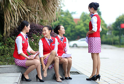 女生选择重庆高铁学校需要注意的事项