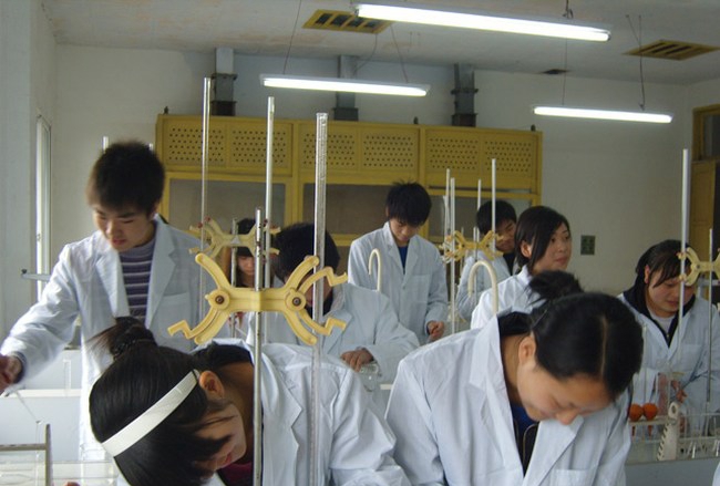 四川省盐业学校实训介绍：化工实训