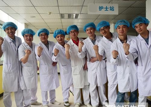 重庆市男生读护理专业好吗？好就业吗