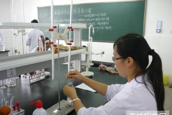 贵州省女生可以读药剂专业大专学校吗