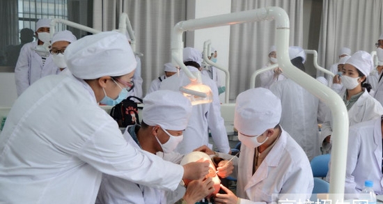 贵州省女生可以读口腔专业大专学校吗