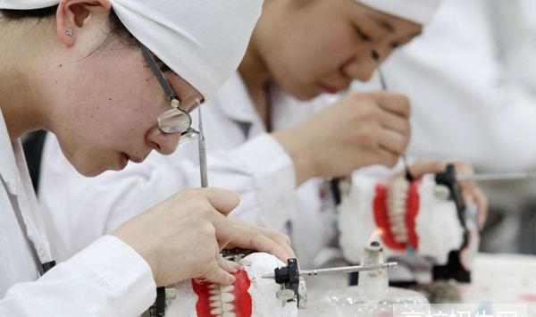 重庆市女生可以读口腔专业大专学校吗