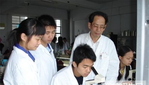 重庆市男生可以读医学检验专业大专学校吗