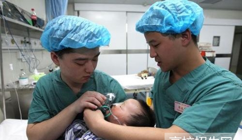 重庆市男生可以读助产专业大专学校吗