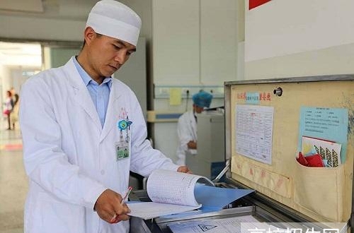 重庆市男生可以读护理专业大专学校吗