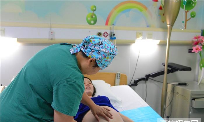 在贵州省读助产专业一年学费和生活费要多少