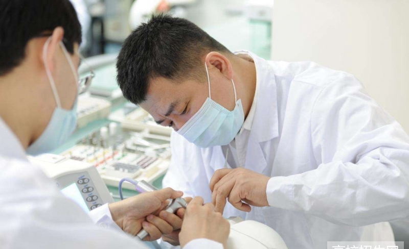 贵州省学口腔专业选择哪个学校