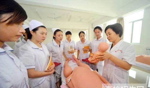 在重庆市读助产专业一年学费和生活费要多少