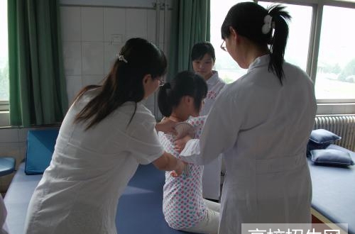 在重庆市读康复治疗专业一年学费和生活费要多少