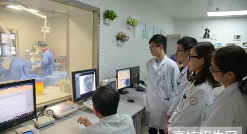 在重庆市读医学影像专业一年学费和生活费要多少