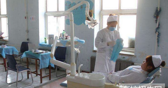 在贵州省读口腔专业一年学费和生活费要多少