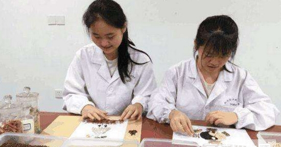 在贵州省读药剂专业一年学费和生活费要多少