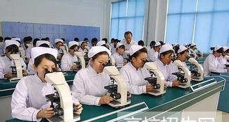 在重庆市读医学检验专业一年学费和生活费要多少