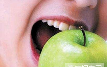 在重庆市读口腔专业一年学费和生活费要多少