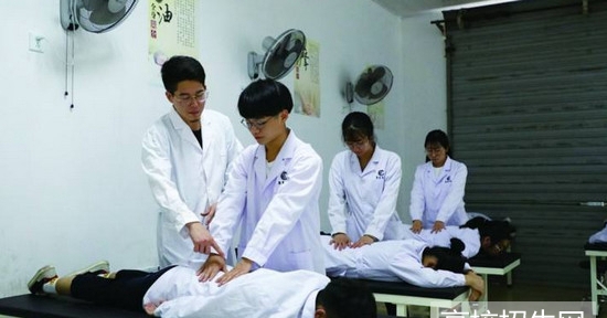 在贵州省读针灸推拿专业一年学费和生活费要多少