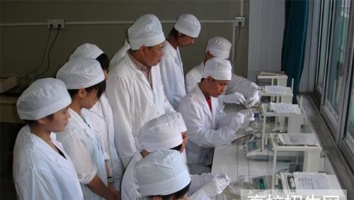 重庆市女生读药剂专业好吗？好就业吗