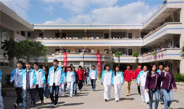 宁南县职业技术学校（宁南职校）教学楼（学生放学）